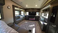 Luxurious 37' 5th Wheel. Enjoy all the fun of Glamping