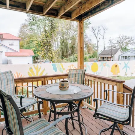 “La Playa” Downtown Brunswick Beach Cottage - near St. Simons & Jekyll