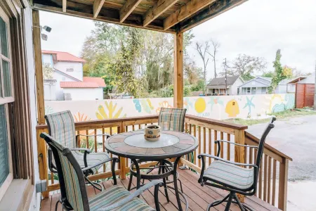 “La Playa” Downtown Brunswick Beach Cottage - near St. Simons & Jekyll