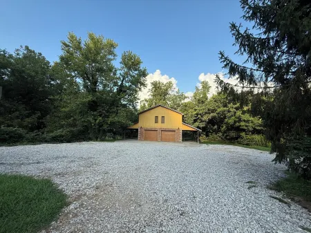 Trailhead Riverfront Cabin Отели в г. Пайк