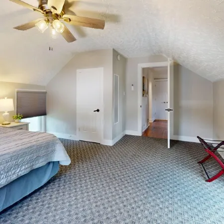 Recovery Loft 1-bedroom apartment in Mansfield with WiFi, AC, Full Kitchen Отели в г. Мансфилд