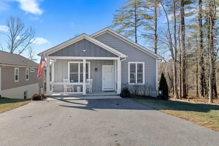 Large, Chef's Kitchen! Walk to Downtown, Breweries & the new Ecusta Trail