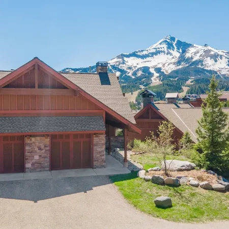 2 minutes from Ski Lifts! 3-bedrooms with Private Hot Tub! Walk to Ski Shuttle!