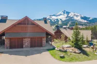2 minutes from Ski Lifts! 3-bedrooms with Private Hot Tub! Walk to Ski Shuttle!