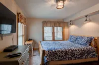 Charming Mountain Escape with Hot Tub and Scenic Deck - Cozy Retreat