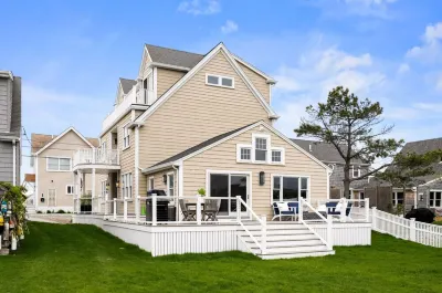 "Lighthouse" - Ocean Views - Walk to Beaches - 4B, 3.5Ba - Scituate Harbor Hotels near The Root