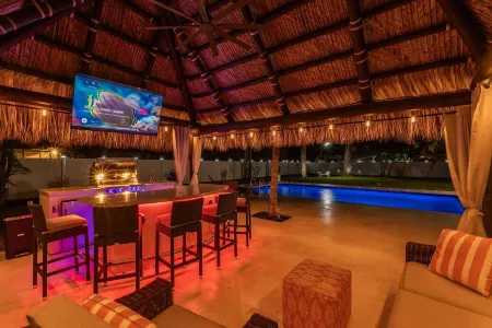 Golfers Green Retreat with 35' Heated Saltwater Pool & Tiki. Pet Friendly!