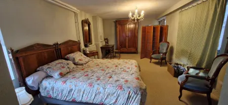 Country house with large swimming pool in the woods, near Grignan