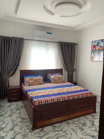 Highly secured 2 floors F2 -1 King bed 2.5 baths entire house, beach across st.: Отели рядом с достопримечательностью «Kiddo Land»