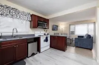 Comfy and Equipped for a Small Family - Webster Hill Suite1E Hotels in New Britain