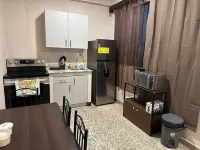 Apartamento de 2 habitaciones, AC, baño, Netflix, Wi-Fi, lavandería y garaje.  호텔