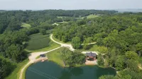 Cliffside Cottage, Private Pond, 50 acres w/ Breathtaking views near Galena, IL