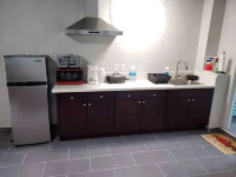 Entire Guesthome With own Bath/kitchen/2 Bdrm