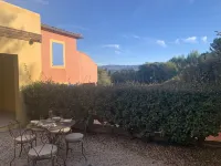 Apartment in a very quiet, secure residence Hotels in Roussillon