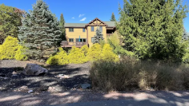mountain cabin - walk/drive 2 Lake & SKI w/3 family rm/LINENS/HOTTUB/GAMES/GRILL