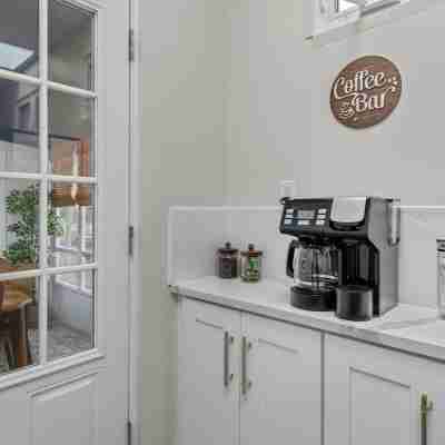 Walk to Restaurants, Cafes & Park Dining/Meeting Rooms