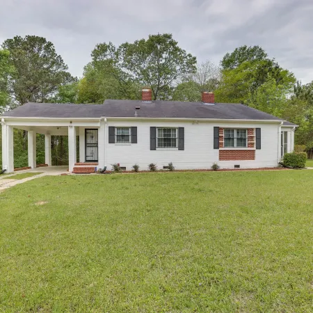 Cozy Tuskegee Home - 20 Mi to Auburn University!