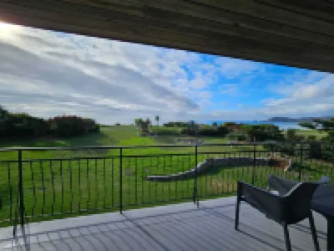 BEACH FRONT - Sunflower Beach House Pohara 波哈拉酒店