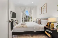 NEW! 3BR/2.5 Bath/15min-NYC /5min-PATH Train, Yard, Gameroom, Parking- SLEEPS 12