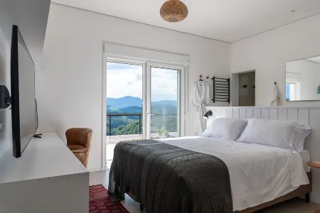 Vista Deslumbrante e Alto Padrão com 4 Suites, Piscina Aquecida e Sauna