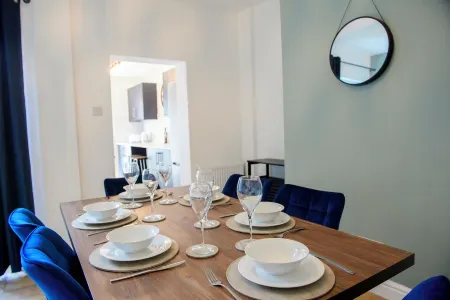 Lincoln Stunning House - Sleeps 7 - Parking - Garden - WIFI