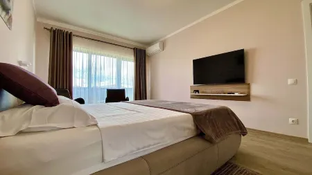 Delightful 3-bedroom apartment with WiFi, AC and Parking in Oradea Отели в г. Орадя