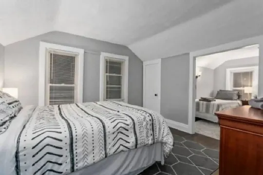 Prime West Plaza Retreat: Cozy Bungalow Steps from KU Med & 39th St!