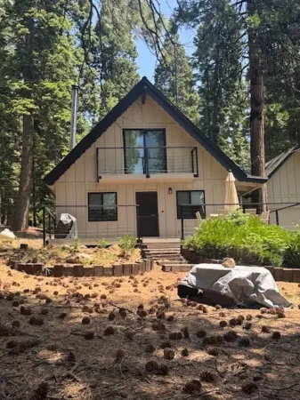 Newly updated 4-bedroom house with AC, WiFi in serene Lake Almanor Country Club
