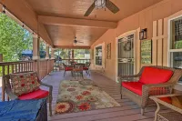 Near Hiking: Munds Park Cabin w/ Deck & Yard - parcheggio