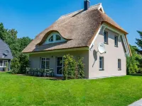 Lieblingshof House 3 - Holidays under the thatch and close to the Baltic Sea Hotels in Born