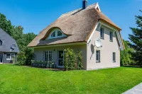 Lieblingshof House 3 - Holidays under the thatch and close to the Baltic Sea Hotels in Born
