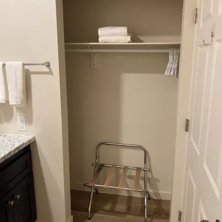 1-bedroom suite on 1st Fl. in Green River with AC, WiFi, a kitchen and laundry.