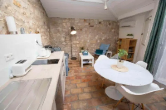 Bright, quiet Mazet in historic center