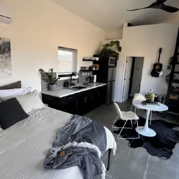Modern Cabin 1 with AC in charming Paradise Valley with stunning views