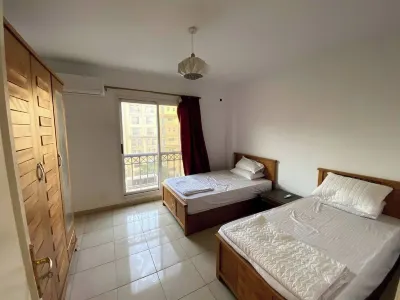 Spacious 2 Bedroom, 4 Beds with Wifi, ACs and Garden View M2 Park周辺のホテル