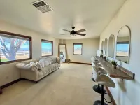 Spacious 6-bedroom hilltop cabin in tranquil Oracle