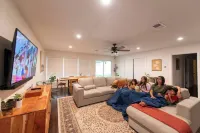 Charming 3-bedroom house in lovely East Dallas with AC and Plenty of Space - บังกะโล