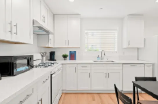 2 Floor, 3-bedroom house in awesome Alhambra w/ AC, WIFI and Garage Parking