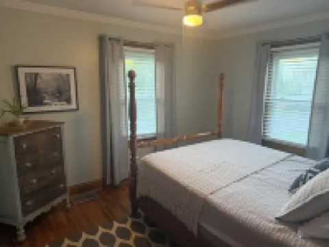 Hilltop Hideaway-charming 2 bedroom home, family friendly, WiFi , AC ,