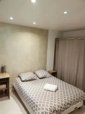 Charming detached house near Paris Fresque "Abri bus 2" 주변 호텔