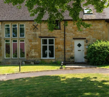 Charming cosy cottage w/babbling brook, in heart of the Cotswolds, w/parking.