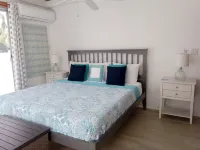 Bliss Ocean Beach 3-bedroom condo, Whitby, North Caicos. Hotels near Cottage Pond