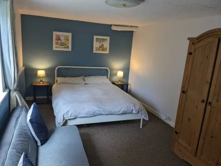 Spacious Apartment with Private Terrace Отели рядом с достопримечательностью «Somme Heritage Centre»