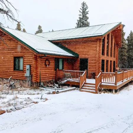 Spacious cabin with hot tub in a nicely treed area, close to many attractions