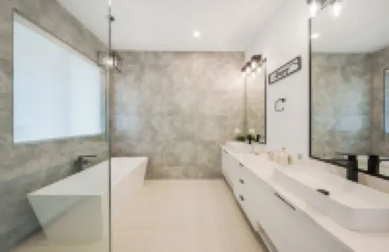 Lake views, Pool & Retreat Backyard patio + BBQ!