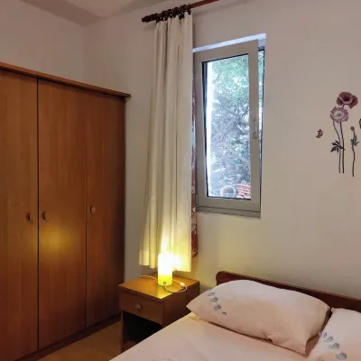 Apartment A2 dvije spavaće sobe, Garden Terrace 40 m2 with Outdoor Shower Hotel di Razanj