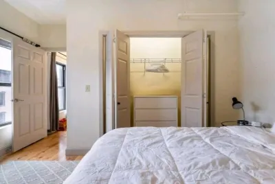 Prime location in the center of downtown burlington The Archives附近的飯店