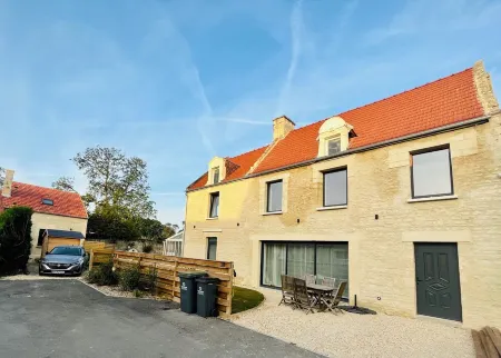 Gîte Avec Jacuzzi Chic & Cosy Entre Caen et les Plages du Débarquement Normandie Отели в г. Бьевиль-Бёвиль