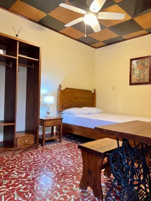 Spacious 5-bedroom house in amazing León with AC, WiFi Các khách sạn ở 