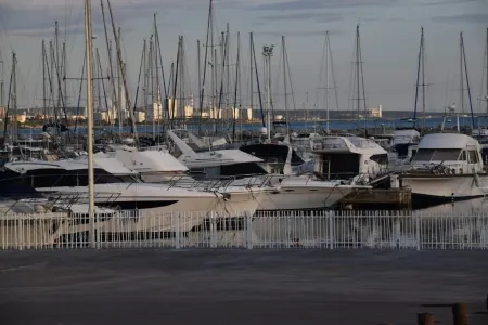 L' Escale, appartement climatisé à 50 mètres de la plage avec WIFI et Box Tv